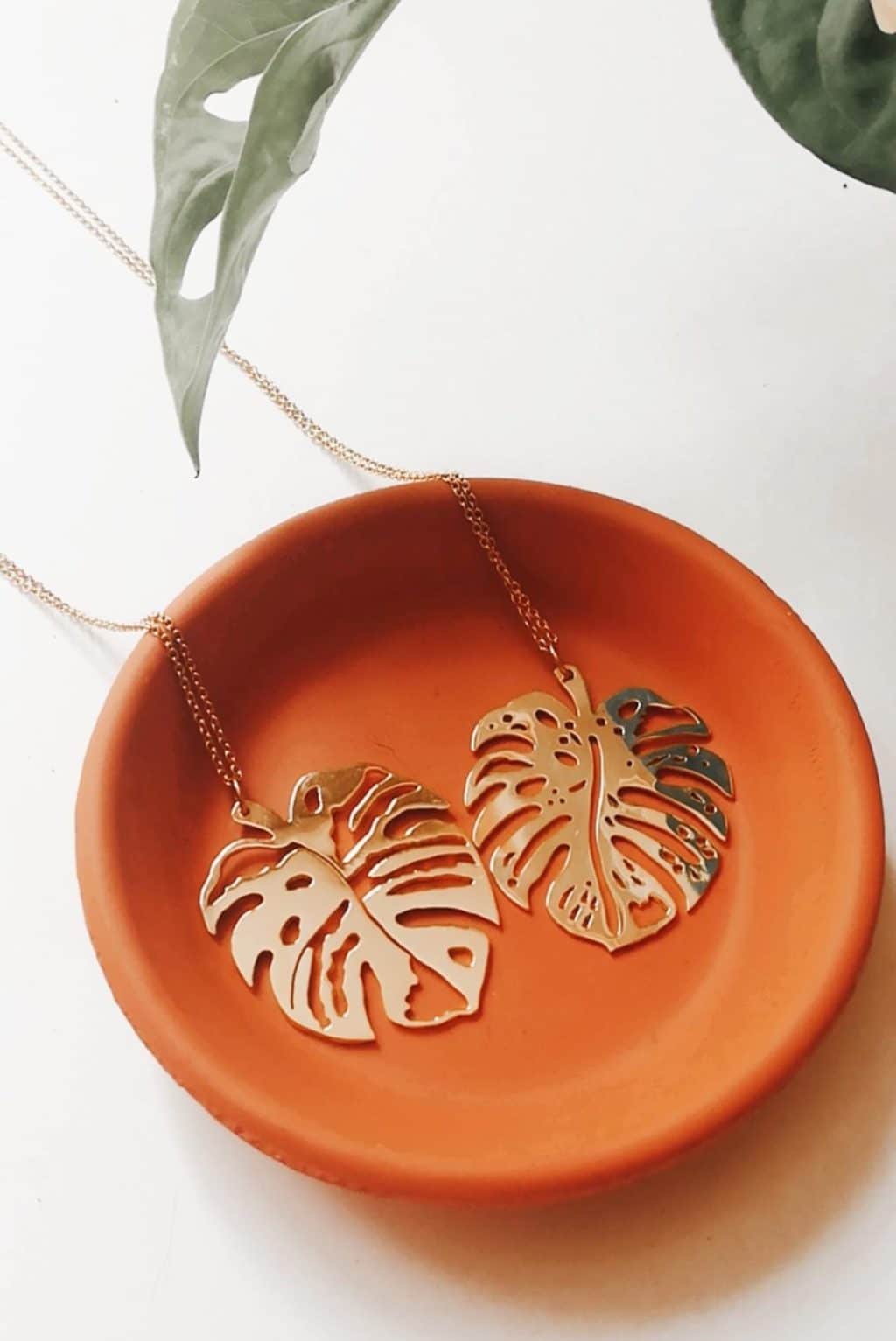 pendentif monstera or