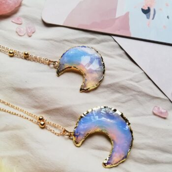collier pierre de lune opalite cristal favorisant la méditation bijoux lithothérapie énergétique et spirituel et carte d'oracle